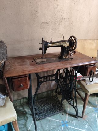 Máquina de coser Singer con mesa