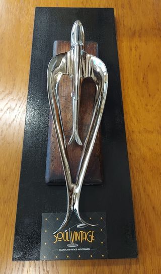 Mascota bronce coche clásico 
