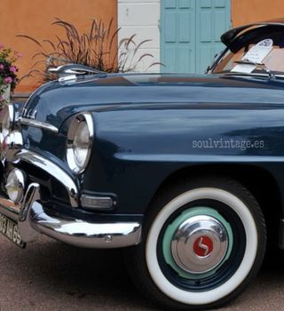 Mascota bronce coche clásico 