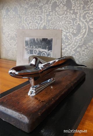 Mascota bronce coche clásico 
