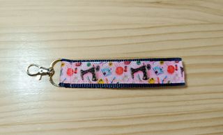 Llavero maquina de coser rosa