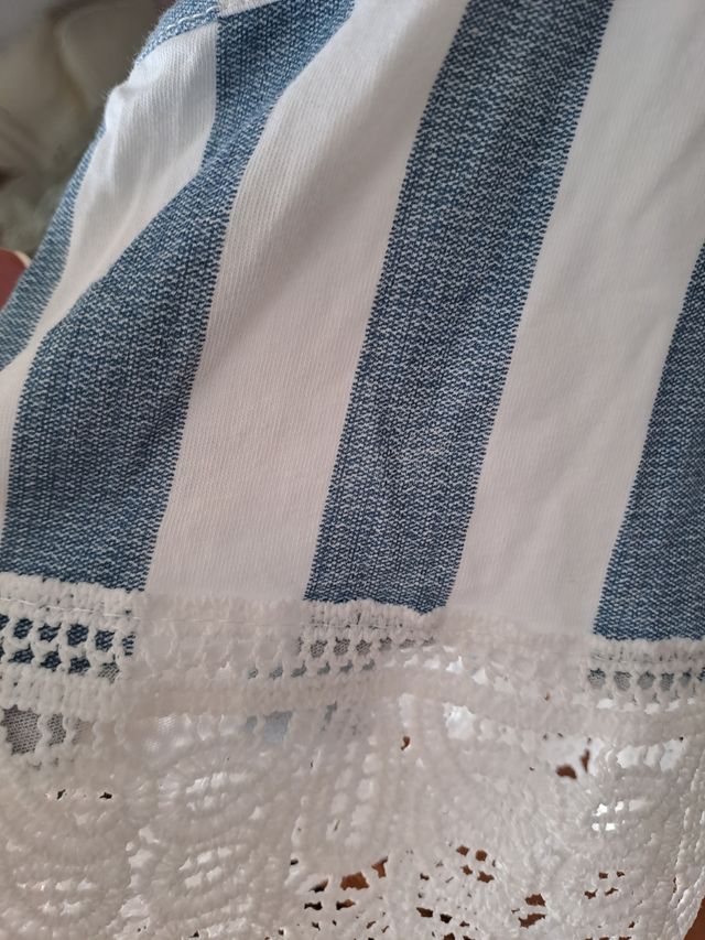 Vestido sin hombros de rayas