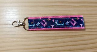 Llavero maquina de coser azul