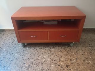 mesa con ruedas muy cuidada