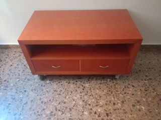 mesa con ruedas muy cuidada