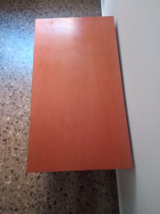 mesa con ruedas muy cuidada