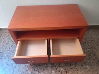 mesa con ruedas muy cuidada