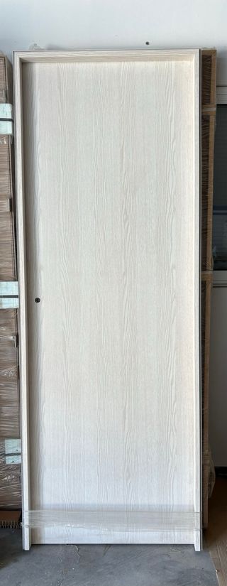 Puerta color crema nueva de madera y aluminio