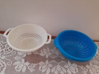 2 scolapasta in plastica bianco e celeste