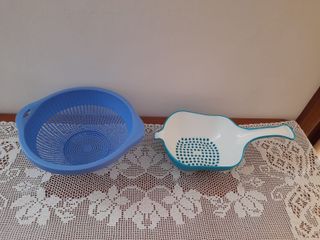 2 scolapasta in plastica verde con manico e azzurr