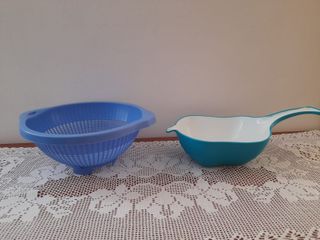 2 scolapasta in plastica verde con manico e azzurr