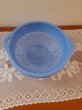 2 scolapasta in plastica verde con manico e azzurr
