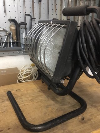 Foco halogeno con soporte