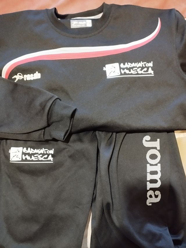 Chándal: pantalón + sudadera.