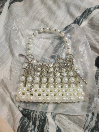 Bolso plateado de fiesta.