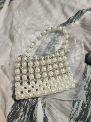 Bolso plateado de fiesta.