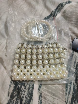 Bolso plateado de fiesta.