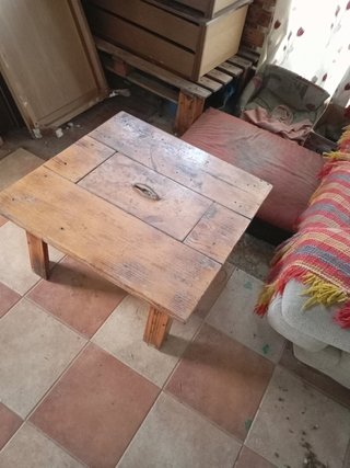 Chillout con birra all'aperto, tavolo con secchio