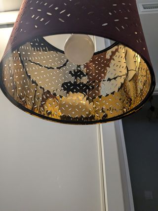 Lámpara granate y dorada