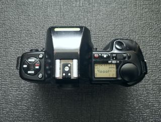 CÁMARA ANALÓGICA NIKON F-801S Y OBJETIVO SIGMA