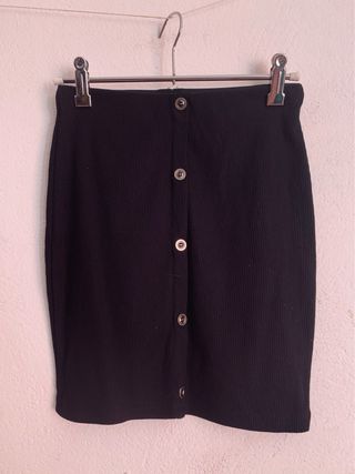 Falda tubo negra botones