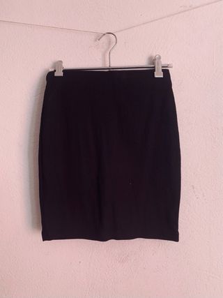 Falda tubo negra botones