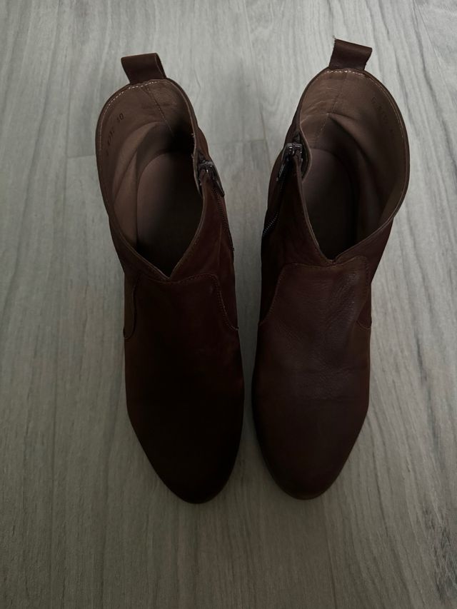 Stivaletti marroni Wonders con tacco 6 cm