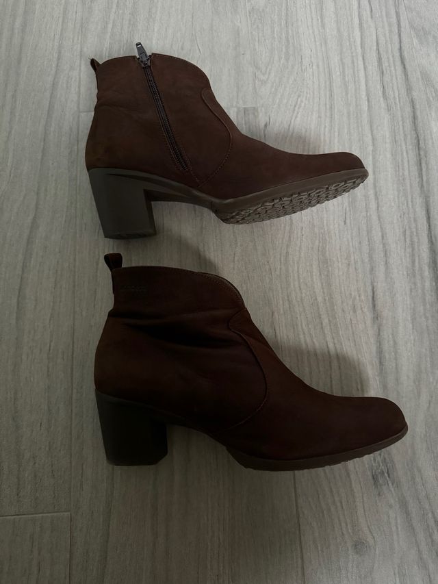 Stivaletti marroni Wonders con tacco 6 cm