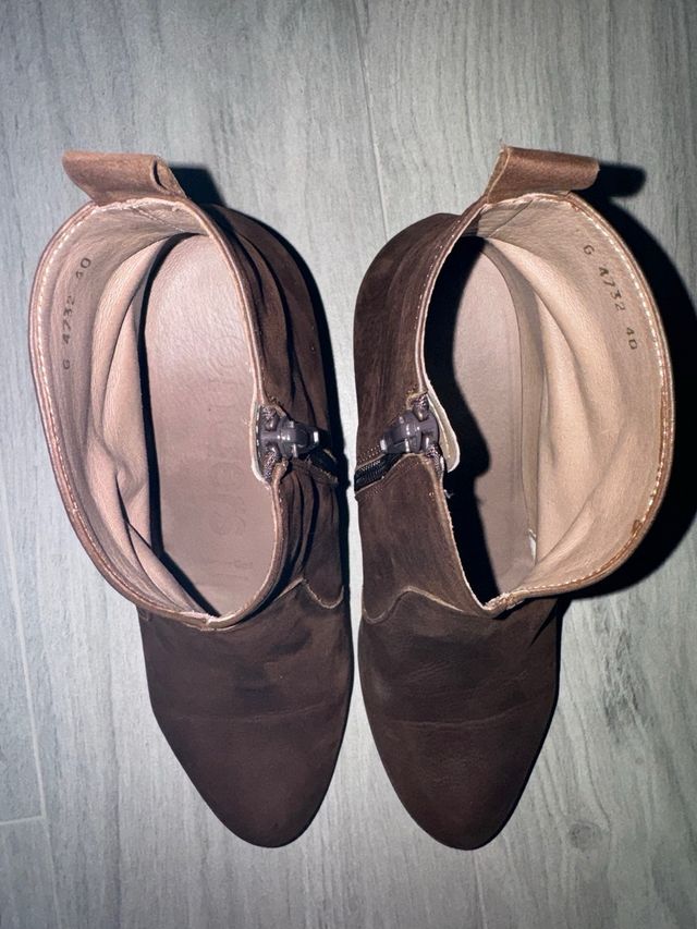 Stivaletti marroni Wonders con tacco 6 cm