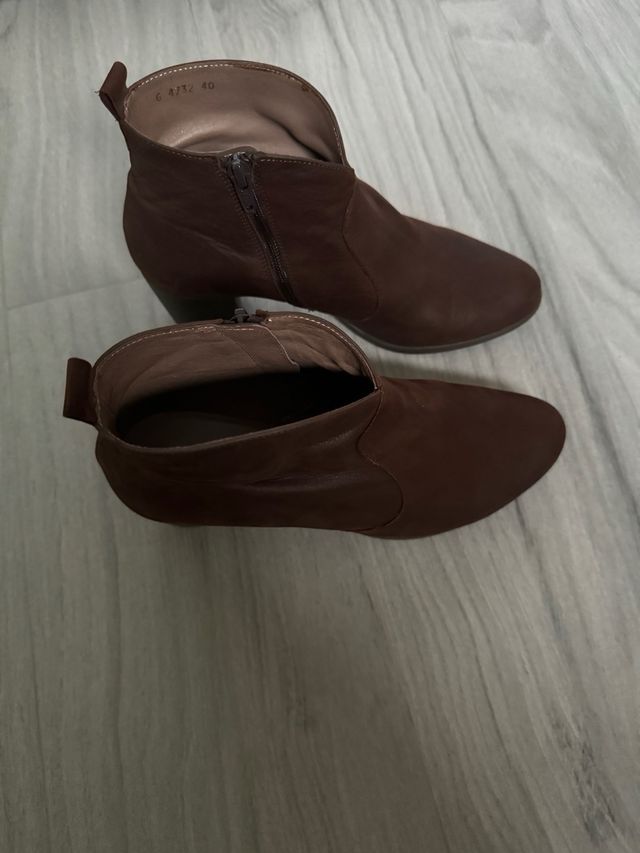 Stivaletti marroni Wonders con tacco 6 cm