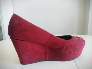 Zapatos de cuña color burdeos