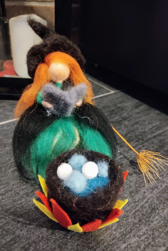 Strega con calderone in lana cardata