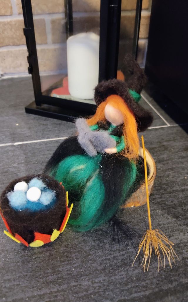 Strega con calderone in lana cardata