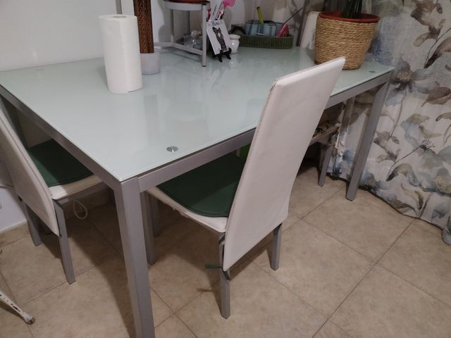 Mesa cristal y 4 sillas polipiel