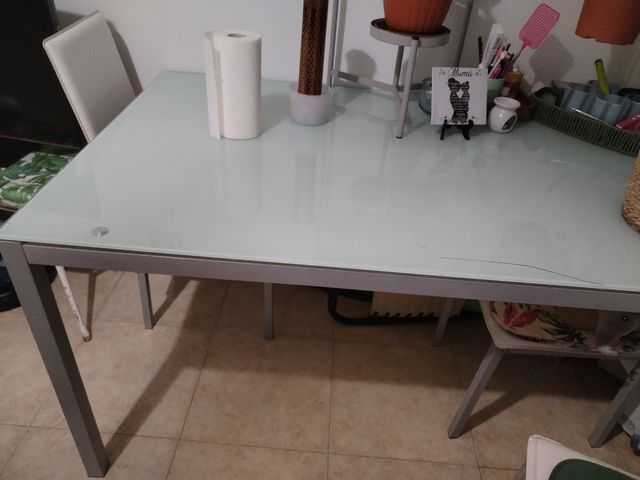 Mesa cristal y 4 sillas polipiel