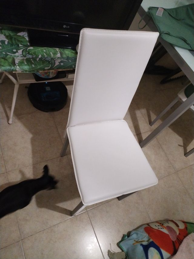 Mesa cristal y 4 sillas polipiel