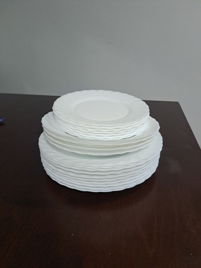 Platos blancos, 10 llanos, 6 hondos y 6 pequeños