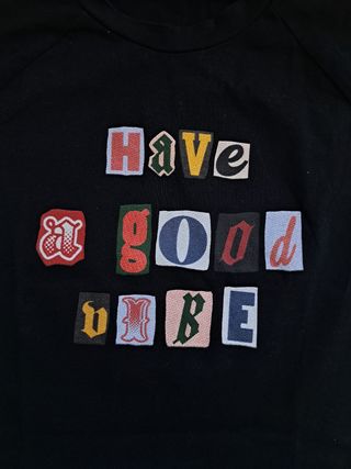 Top negro con collage de letras