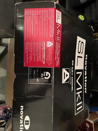 NOVATION SL25 MKII CHOLLO en caja