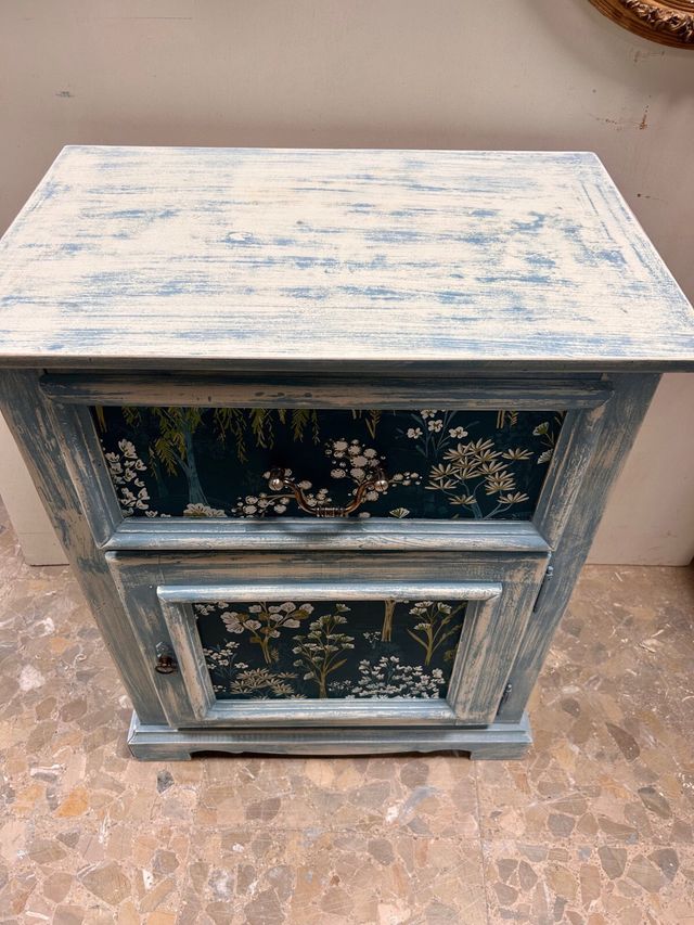 Precioso mueble con puerta y cajón