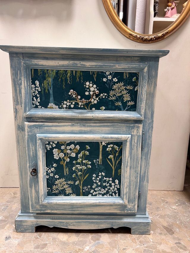 Precioso mueble con puerta y cajón