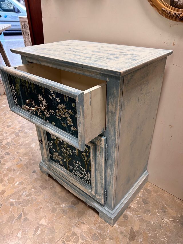 Precioso mueble con puerta y cajón