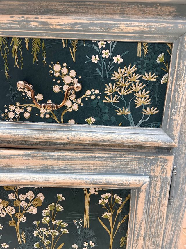 Precioso mueble con puerta y cajón