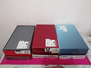 Tre scatole vuote Sketchers 