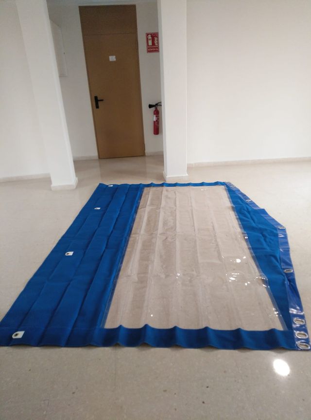 Due tende da sole in PVC con fianchi