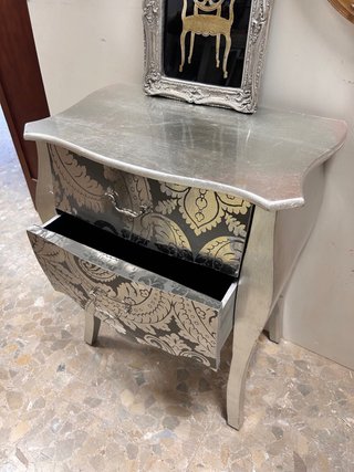 Muy bonita mesa auxiliar plateada con 2 cajones