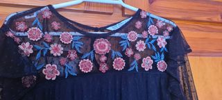 Blusa negra plumetti y bordados