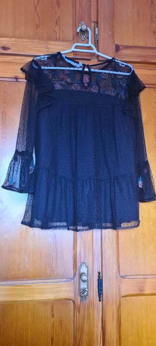 Blusa negra plumetti y bordados
