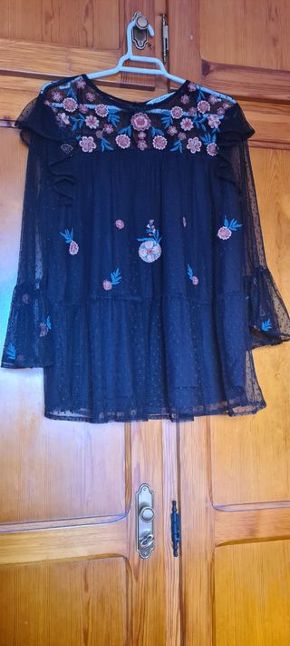 Blusa negra plumetti y bordados
