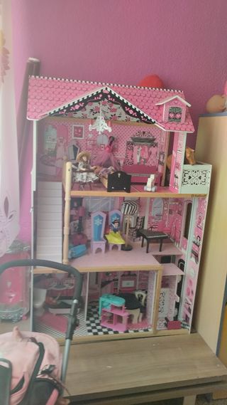 Casa de muñecas con ascensor